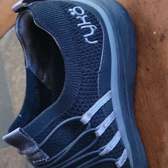 New Ryka size 6 solid black tennis shoe. - Picture 4 of 6